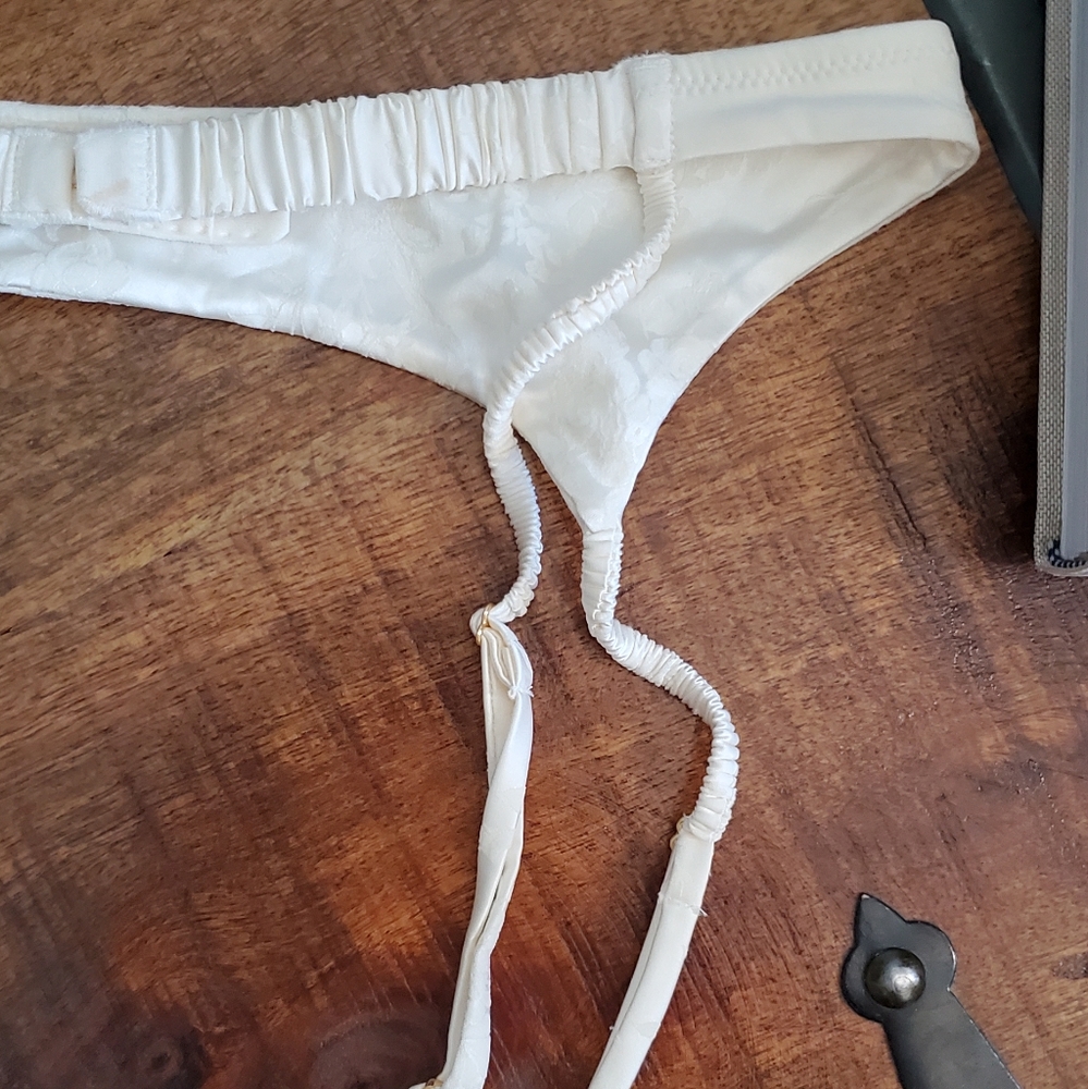 🤍 Victoria's Secret White Floral Garter Belt 🤍 - Picture 9 of 12
